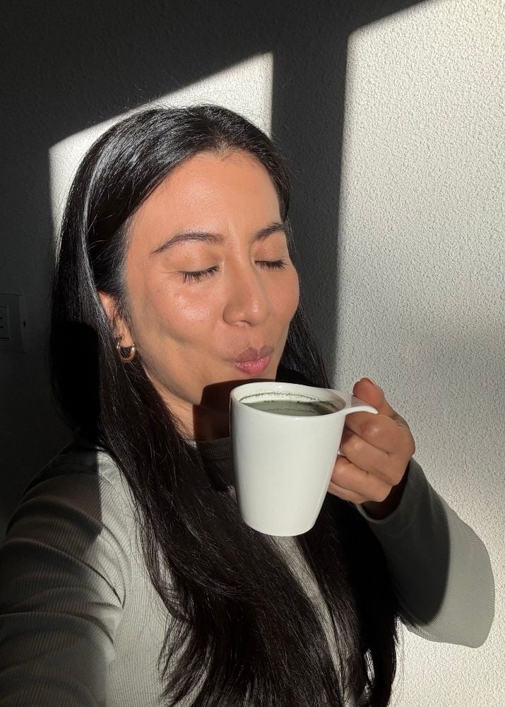 Con una piel y cabello luminoso y brillante